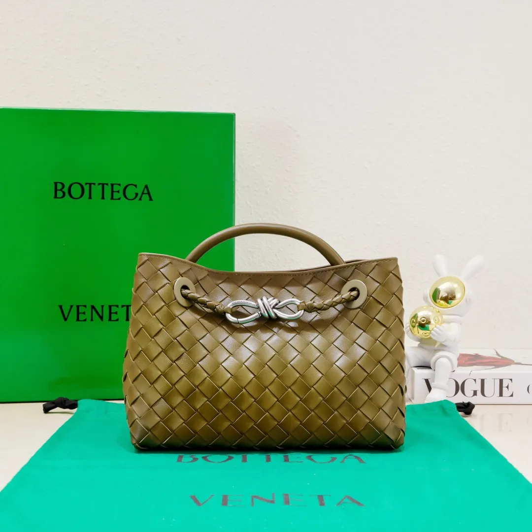 Batch 1860 B's 2024 spring and summer new style continues the brand's woven style with detailed metal knot switch buckles. This time, the shoulder straps are also made into tube weaves, showing different craftsmanship. The carrying method is versatile to create more different styles. Intrecciato woven leather small handbag, equipped with sliding crossbody strap. Internal compartments, including 1 zipper pocket and 2 open pockets with magnetic buckle closure. Size: 25*20*10cm, model: 7463#